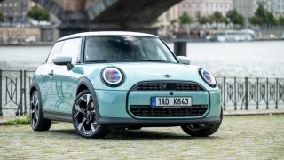 Nový Mini Cooper nabízí dva odlišné světy. Spojuje je ovšem zábavnost i atraktivní design