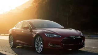 Alza začala prodávat elektromobily Tesla 2