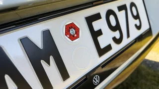 Červené nálepky potvrzující platnost STK končí. Řidiči musí pro přesný termín na internet