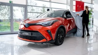 Modernizovaná Toyota CH-R se stane hybridním dravcem. Poprvé se ukázala v Česku