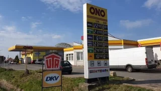 Český stát už přesně ví, jak moc benzinky šponují ceny benzinu a nafty kvůli válce v Íránu