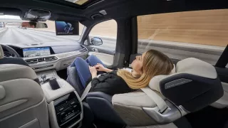 Nejpohodlnější sedačka na světě? BMW ukázalo ZeroG Lounger určený pro model X7