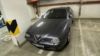 Jak správně zazimovat auto: Je důležité odpojit baterku i odstranit zbytky jídla