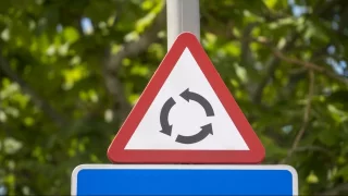 Nový druh kruhových objezdů může mást řidiče. Je ale výrazně efektivnější a bezpečnější