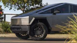 Provozovat Teslu Cybertruck je drahý špás. Pneumatiky jsou špatně dostupné, a navíc pořádně drahé