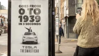 Nekupujte swasticar. Antireklama v Londýně reaguje na Muskovo hajlování, Tesle spadly prodeje