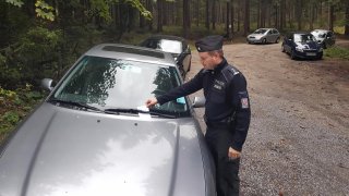 Houbaři při cestách za úlovky parkují, kde mohou. Policie rozdává vysoké pokuty