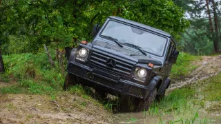 Mercedes-Benz G 350 d Professional je v terénu abs