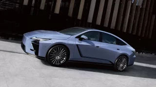 Nový Lexus ES je hybrid i elektromobil. Mezigeneračně se zvětšil a vzdává se siluety sedanu