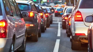 Čeští řidiči neumí správně používat výstražná světla v koloně. Podle policie je vypínají brzy