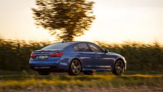 ...stejně jako příběh ,,Blue Estoril Limousine“.  