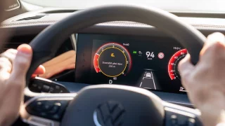 Za vámi je sanitka, udělejte uličku! Chytré dálnice mohou v Česku varovat řidiče přímo v jejich autě