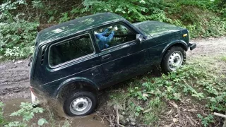 Lada 4x4 je dokonalé retro. V lese a na poli ale těžko hledá konkurenci i mezi současnými SUV