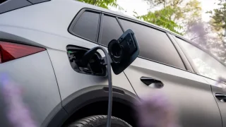 Vysoké ceny paliva mění poměry v bazarech. Elektromobily se prodávají lépe než hybridy