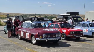 Expediční Tatru 603 museli rozřezat, aby mohla pokračovat do Japonska. Technické problémy se kupí