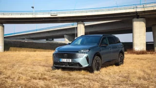Elektrický Peugeot 5008 v zimě příliš neválí. Je to ale designovka, která pojme až sedm lidí