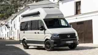 Grand California je ztělesněním cestovatelské svobody. Má koupelnu, ale zvládá i 130 km/h na dálnici