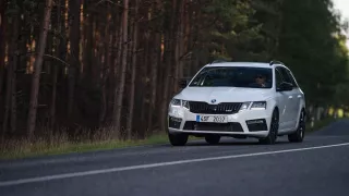 Nová Škoda Octavia RS 245 v pohybu. 11