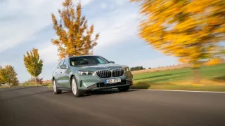 Ačkoliv se BMW řady 5 proměnilo, stále si drží svůj charakterní potenciál. Jeho elektrická verze je čistší, kdežto v dieselu cítíte uspokojivé staromi