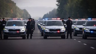 Komentář: Driftující policisté ze Strahova jsou stále vyšetřováni. Přitom by zasloužili spíš pochvalu