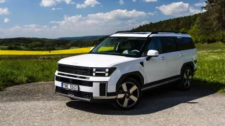 Nový Hyundai Santa Fe je obří jachta připomínající Range Rover. Diesel mu nechybí