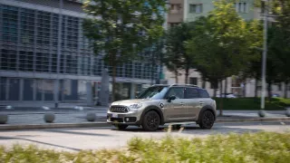 I jako hybrid MINI Countryman dobře jezdí. 13