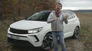 Elektromobil, čtyřkolka i sportovní SUV. Opel Grandland GSe jsou tři auta v jednom