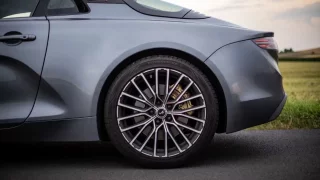 Nokian Powerproof 1 jsou výborné letní pneumatiky i pro sportovní auta, jako Alpine A110 GT