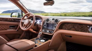 Luxusní dvanáctiválcové SUV Bentley Bentayga. 5