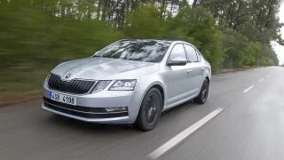 Rumunský novinář ukazuje svou milovanou Octavii americkým kolegům. Jako novou ji koupil za 545 tisíc