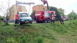 špatně zaparkované auto