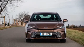 Slušně vychovaný a skromný Japonec, který si je vědom svých předností. Camry válcuje konkurenci pohodlím a spotřebou