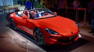 Číňané přivezli do Prahy ukázat první elektrický roadster na světě. Vypadá skvěle!