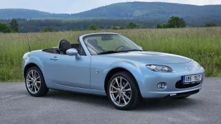 Lidé nakupují ojeté sporťáky online. Vede Miata, zájem je ale také o jaguary či porsche