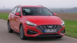 Hyundai i30 kombi 1.5i DPi je stále normální auto. A to z něj dělá růži mezi trním