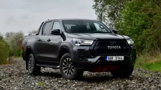 Na světě je první kultovní Toyota Hilux s hybridním ústrojím