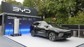 Nabíjení elektromobilu už trvá stejně dlouho jako tankování benzinu. Viděli jsme to na vlastní oči