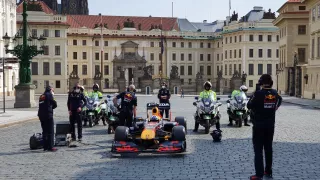 Formule 1 stáje Red Bull v Praze u Pražského hradu