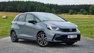 Honda Jazz umí jezdit za pár litrů a má vychytaný interiér. Na cenovku se ale raději nedívejte