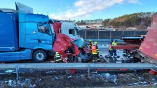 Policie po hromadné nehodě na D5 rozdávala pokuty. Řidiči nedodrželi bezpečnou vzdálenost