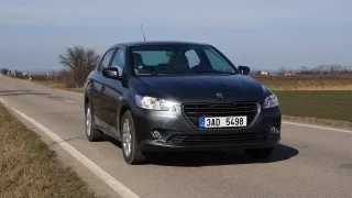 Pamatujete na Peugeot 301? Na trhu se pohybuje už od roku 2012 a jeho cena stále lehce překračuje 100 000 Kč