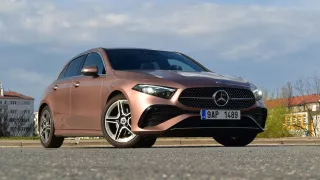 Mercedes s motorem z Dacie překvapil cenou a komfortem. I v základu má výbavy na rozdávání