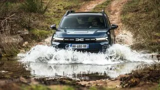 Spaluje i LPG a jízdu v terénu zvládne každý. Svezli jsme se s hybridní čtyřkolkou pro Dacii Bigster