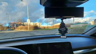 Pokuta za křížek nebo stromeček na zpětném zrcátku. Podle policie jde o problém