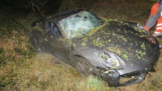 Chyba za tři miliony. Mladík poslal výkonné porsche do křoví, z auta zbyl jen zablácený vrak