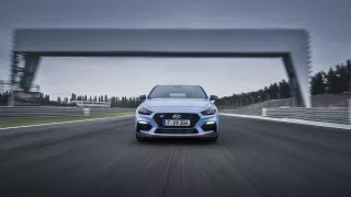 Prohlédněte si ostrý hatchback Hyundai i30 N v poh