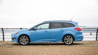 Ford Focus v kombíku nikdy nezklame. Převeze věci na chalupu a na dálnici nabídne kultivovanost