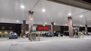 Navštívili jsme největší benzinku na světě. Má sto tankovacích stojanů a místo párků luxusní jídlo