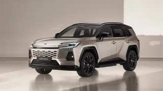 Budoucí bestseller je na světě. Nová Toyota RAV4 vypadá skvěle a má výkon sportovního auta
