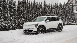 Kia EV9 je zaměřená na komfort. Na dlouhých cestách si odpočinete od řízení a stihnete práci